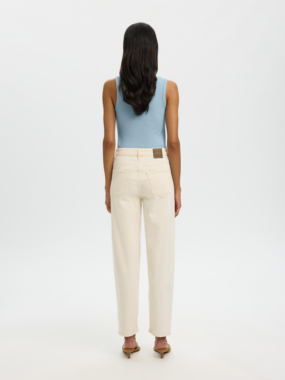model_shot-back